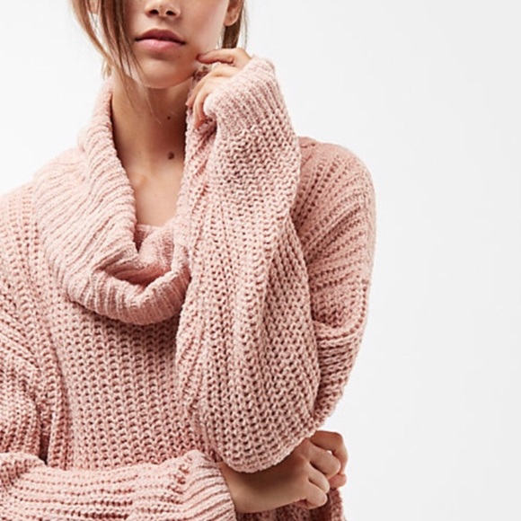 Express Sweaters - EXPRESS💥Plush Chenille Cowl Sweater
